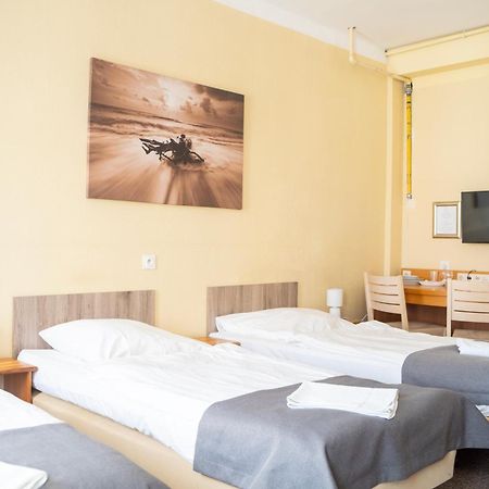 Hostel Krosnienska 12 Зелёна-Гура Экстерьер фото