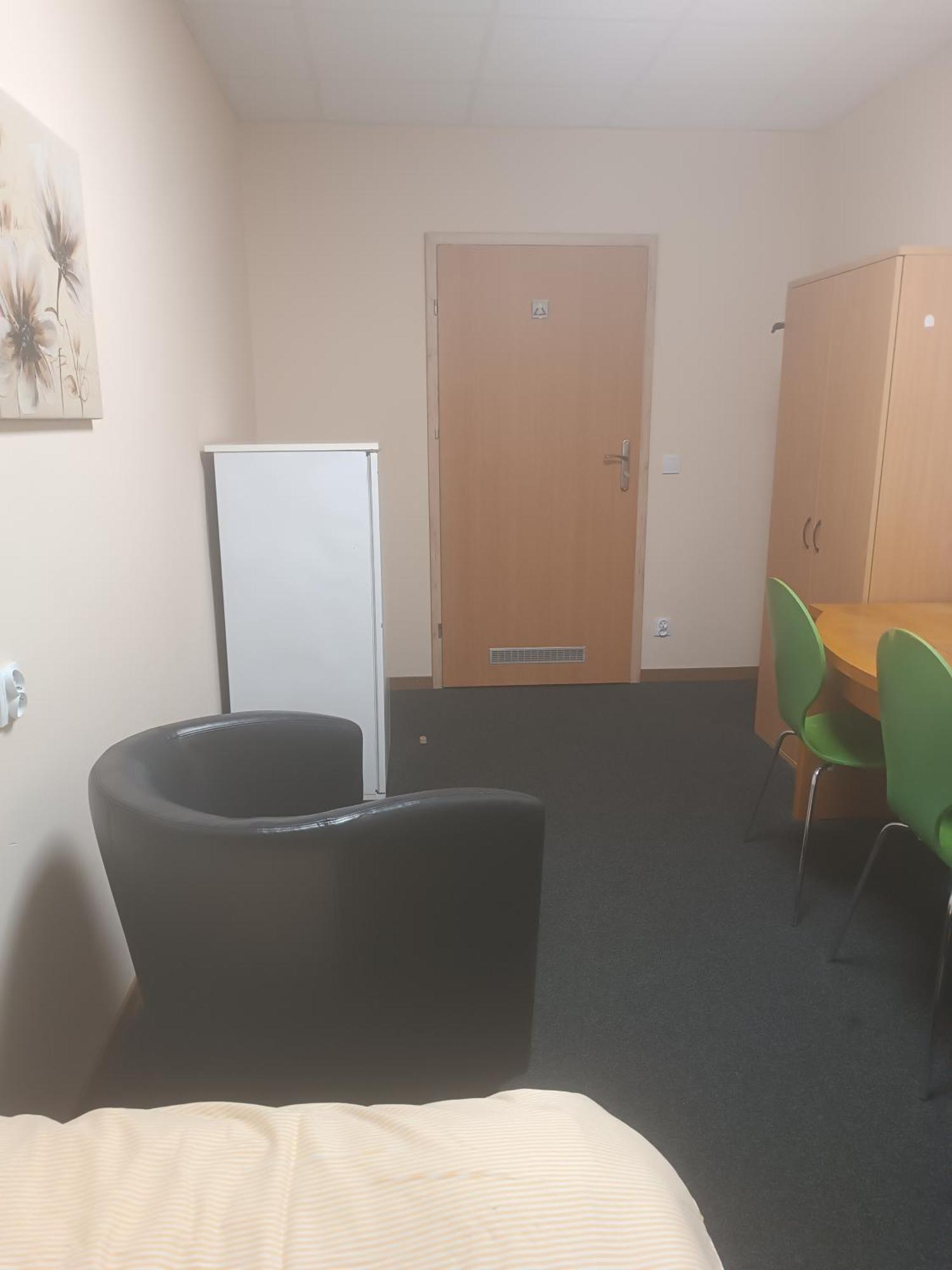 Hostel Krosnienska 12 Зелёна-Гура Экстерьер фото
