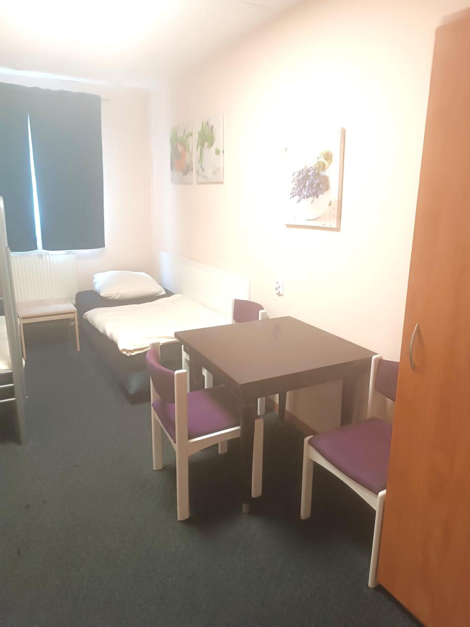 Hostel Krosnienska 12 Зелёна-Гура Экстерьер фото