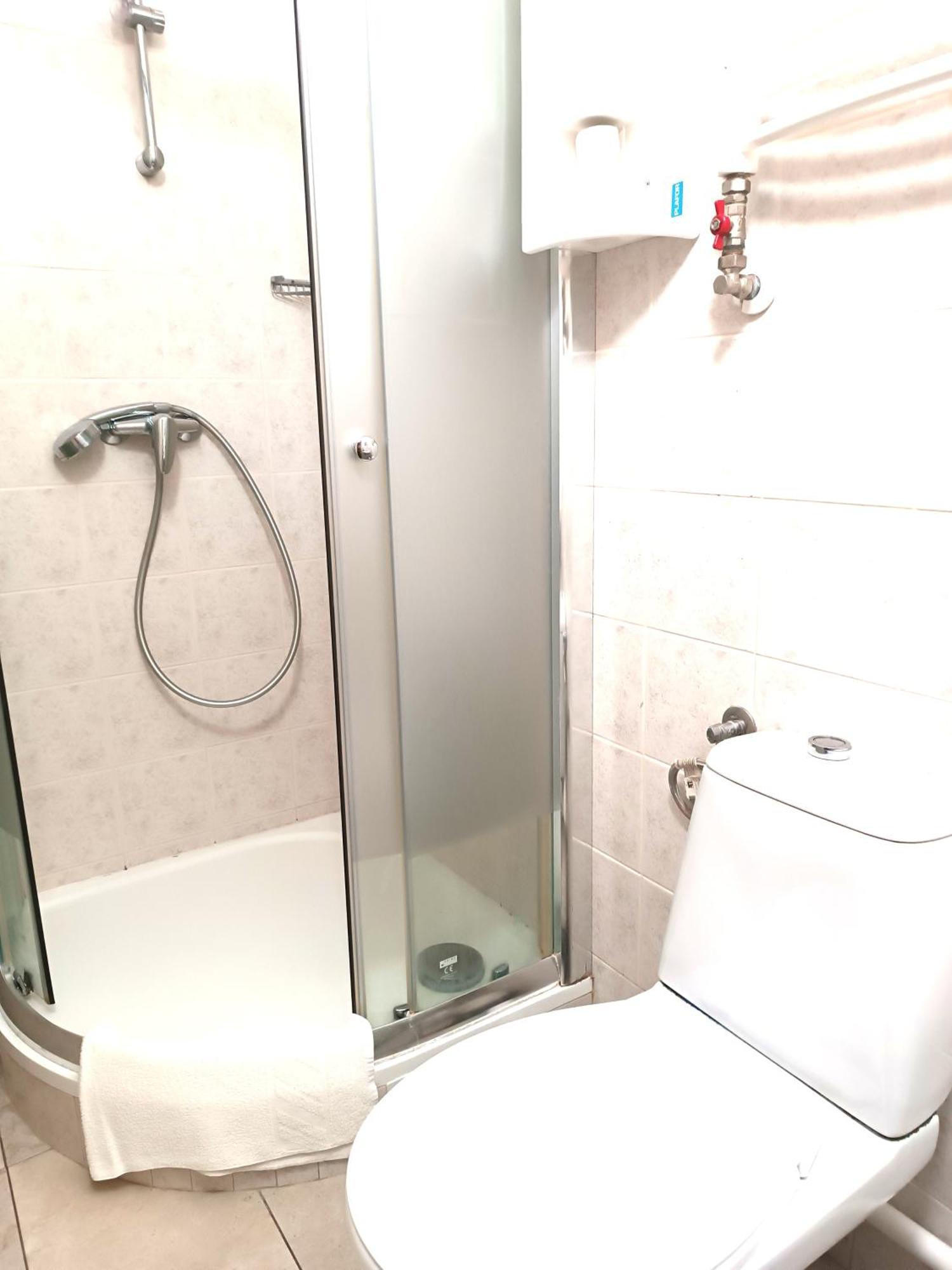 Hostel Krosnienska 12 Зелёна-Гура Экстерьер фото