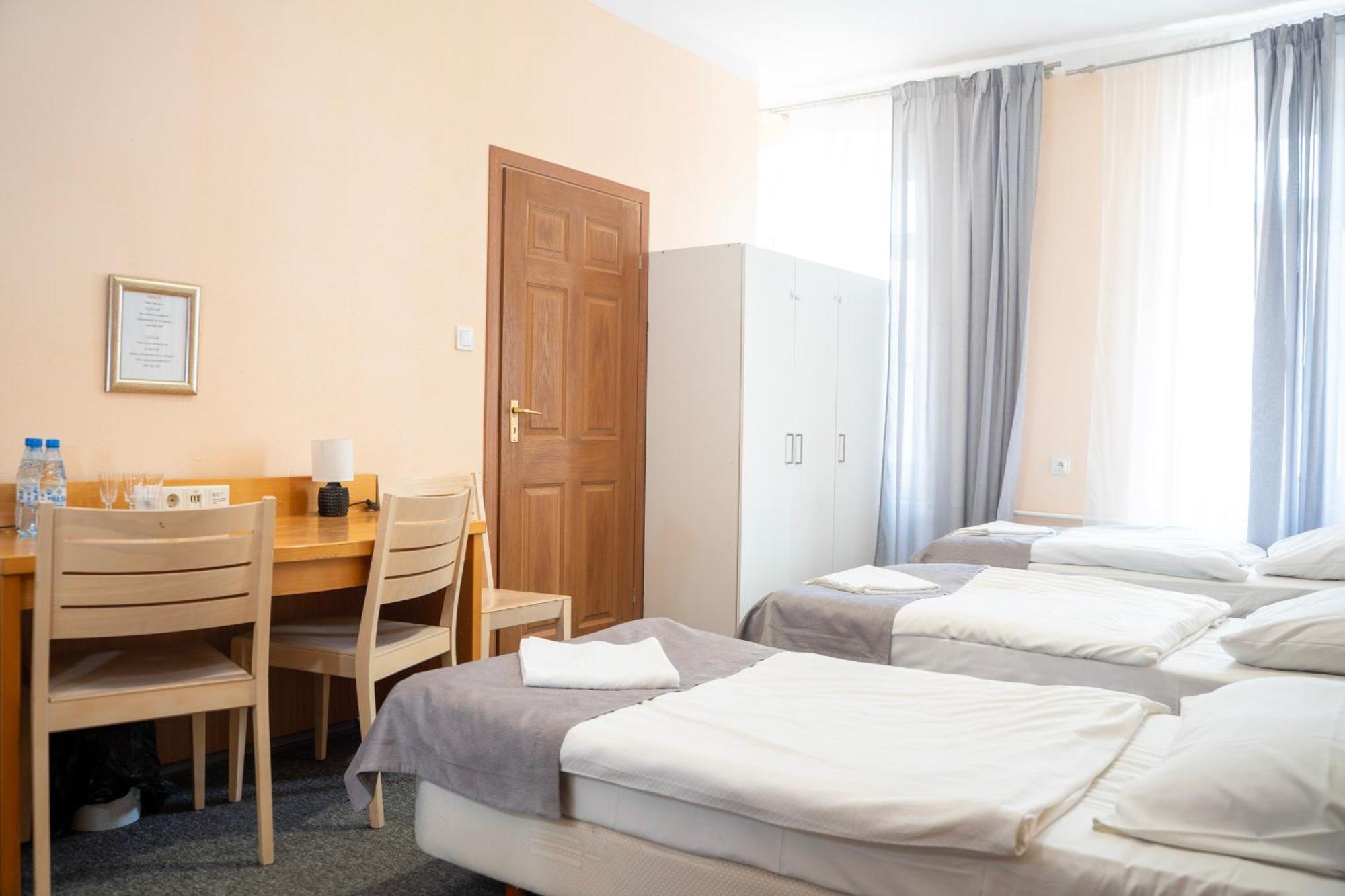 Hostel Krosnienska 12 Зелёна-Гура Экстерьер фото