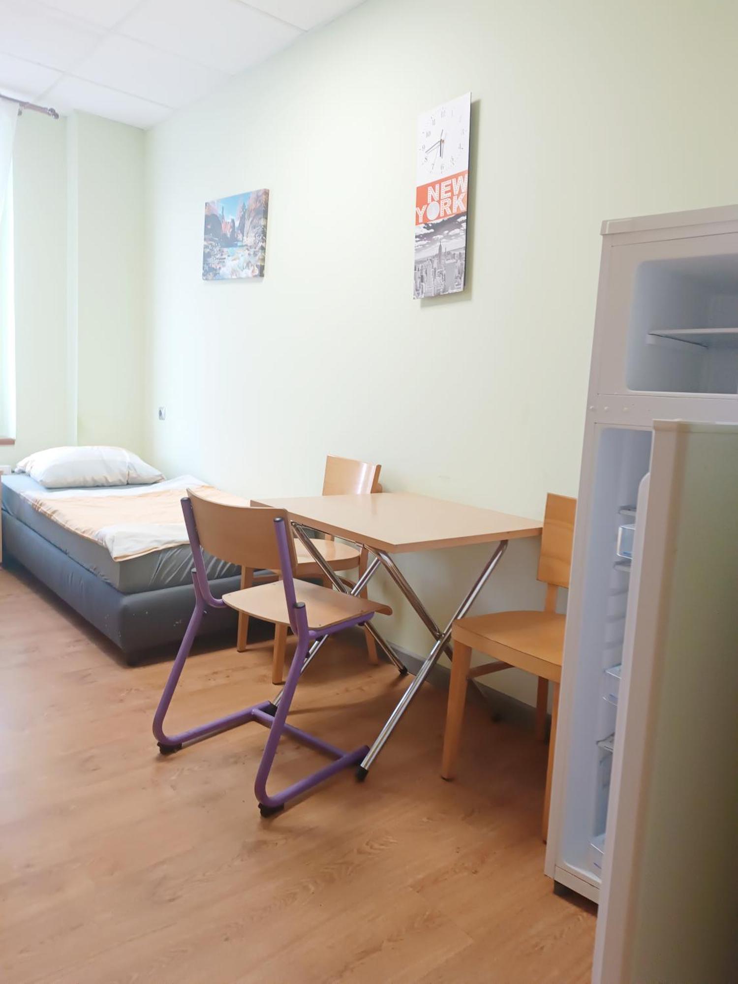 Hostel Krosnienska 12 Зелёна-Гура Экстерьер фото