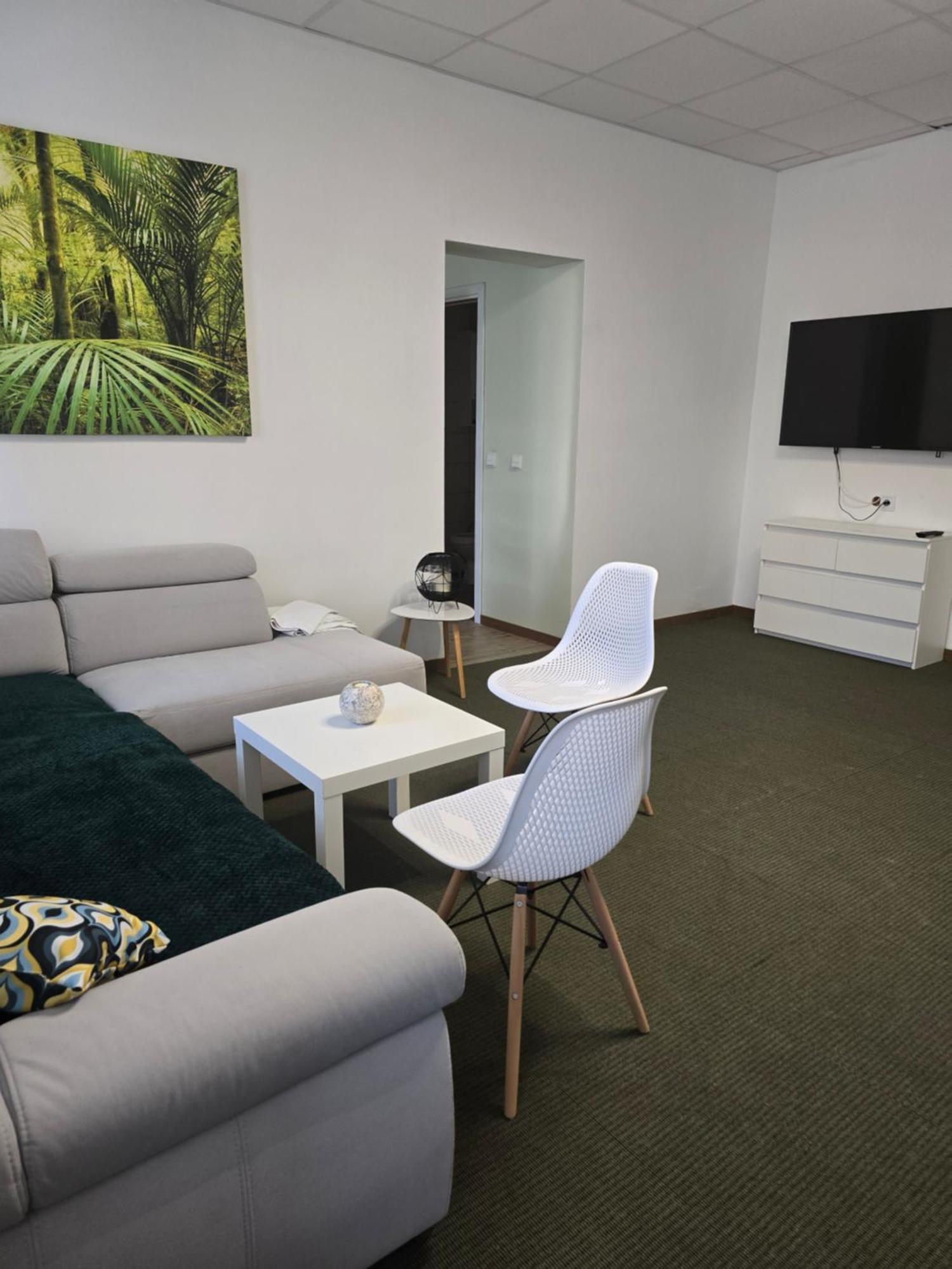 Hostel Krosnienska 12 Зелёна-Гура Экстерьер фото