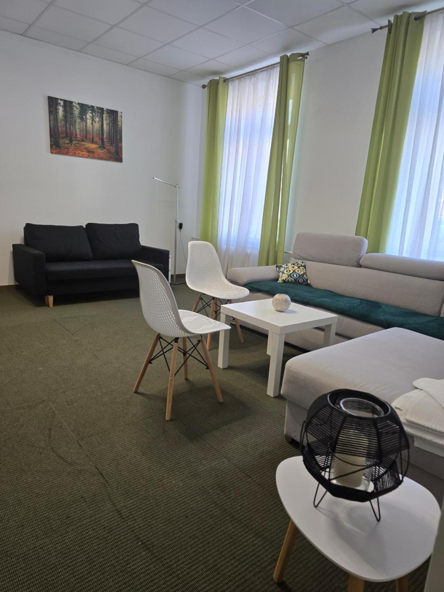 Hostel Krosnienska 12 Зелёна-Гура Экстерьер фото